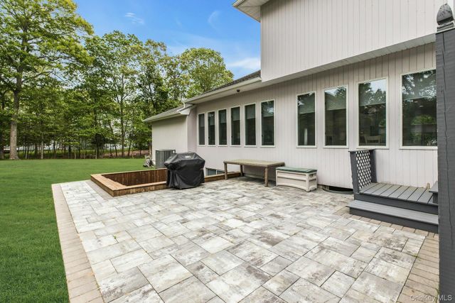 35 Bay Avenue W, Hampton Bays, NY 11946