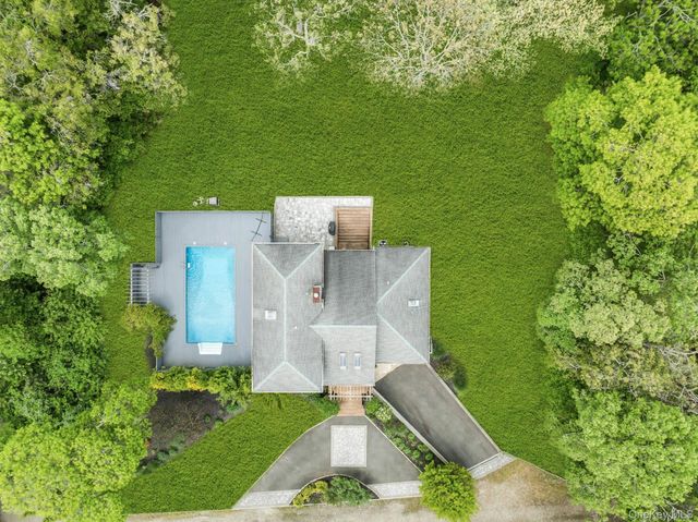 35 Bay Avenue W, Hampton Bays, NY 11946