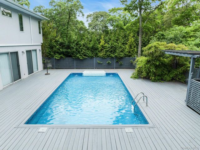 35 Bay Avenue W, Hampton Bays, NY 11946