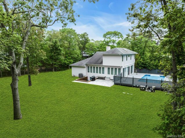 35 Bay Avenue W, Hampton Bays, NY 11946