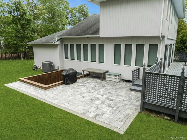 35 Bay Avenue W, Hampton Bays, NY 11946