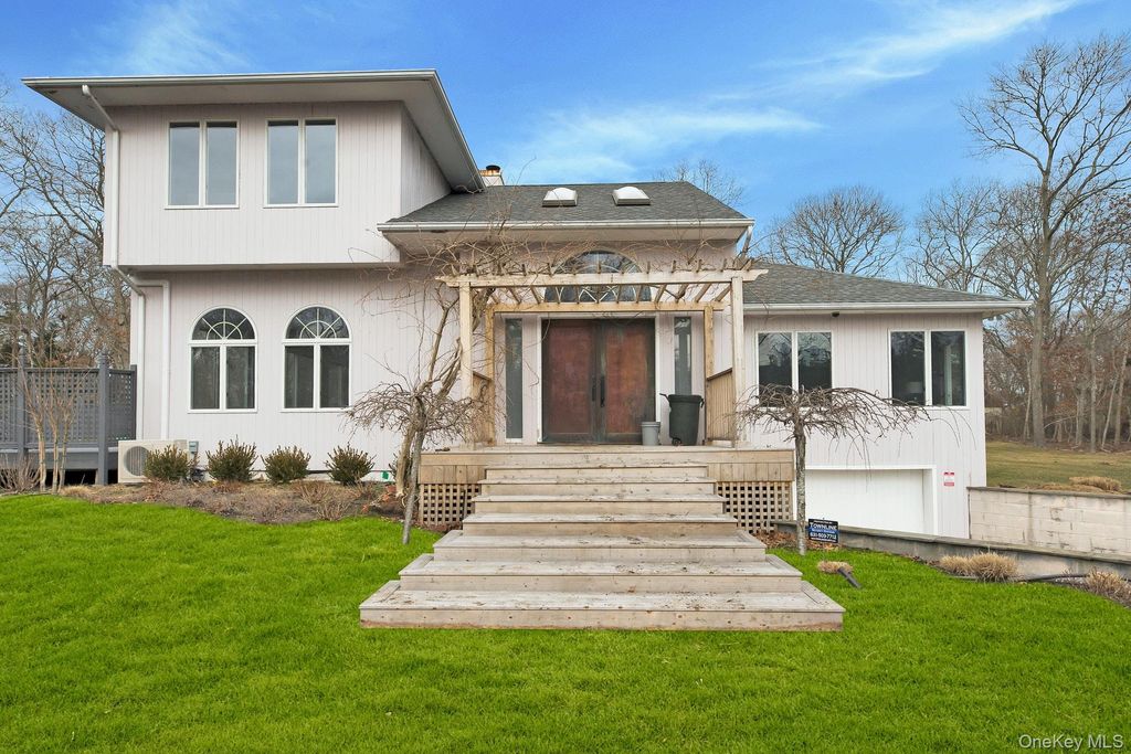 35 Bay Avenue W, Hampton Bays, NY 11946