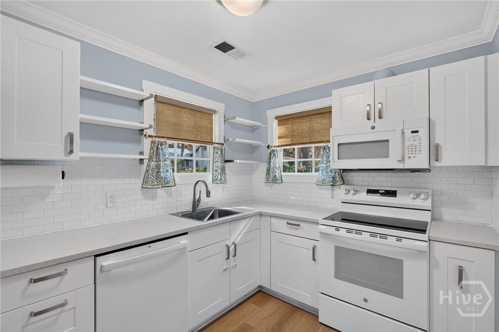Image 10 of property listing at 304 9th Street, Tybee Island, GA 31328