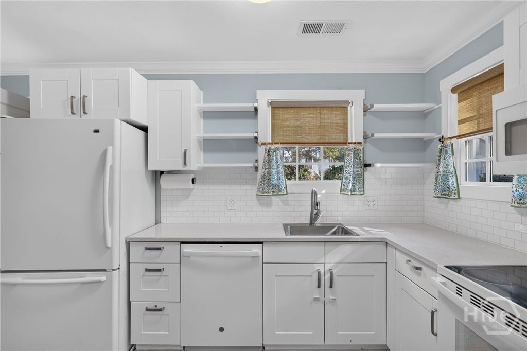 Image 9 of property listing at 304 9th Street, Tybee Island, GA 31328
