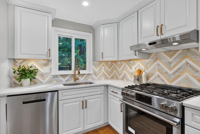 2 Blossom Dr, Billerica, MA 01821