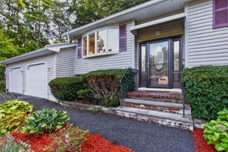 2 Blossom Dr, Billerica, MA 01821