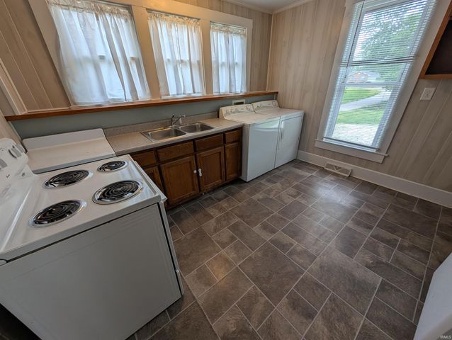322 W 8th Street, Bicknell, IN 47512