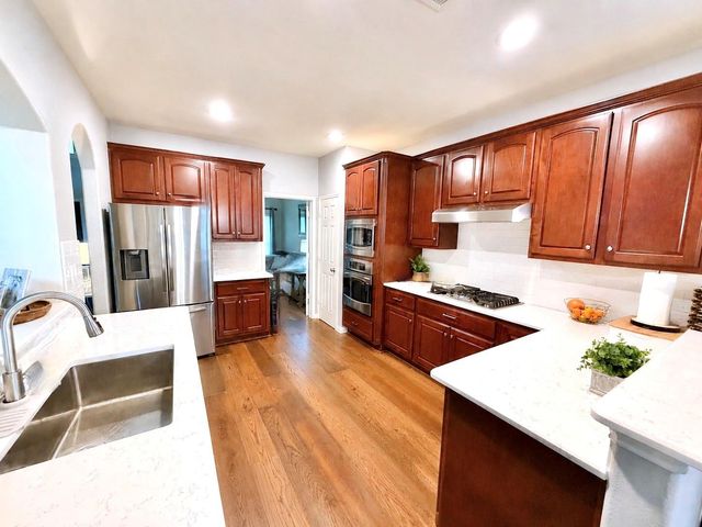 2410 Lakeway Drive, Friendswood, TX 77546
