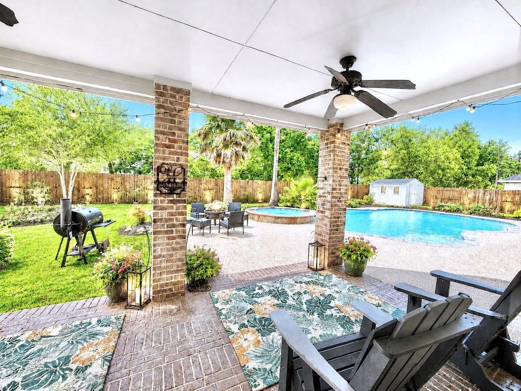 2410 Lakeway Drive, Friendswood, TX 77546