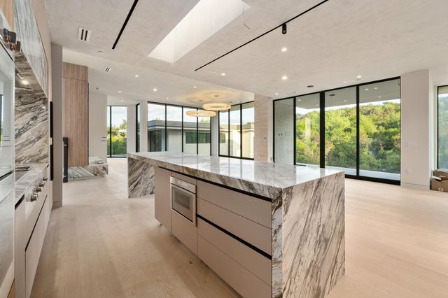 716 Laurel Valley RD, West Lake Hills, TX 78746