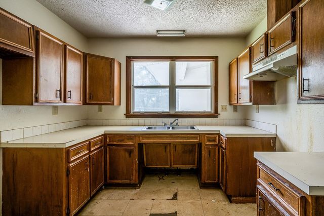 2915 E Shadybrook Ln, Wichita, KS 67214