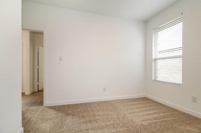 1912 Ponderosa Pine Lane, Mustang, OK 73128