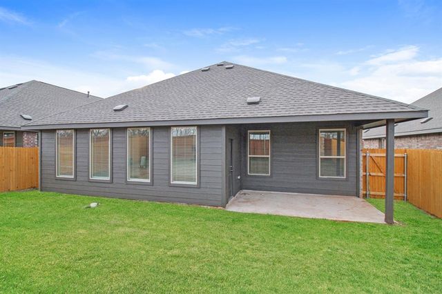 1912 Ponderosa Pine Lane, Mustang, OK 73128