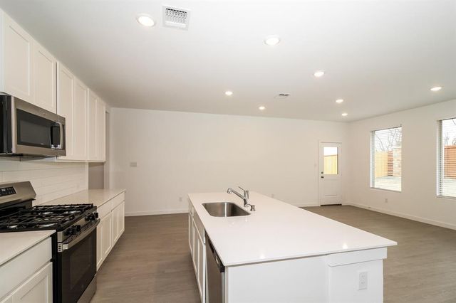 1912 Ponderosa Pine Lane, Mustang, OK 73128