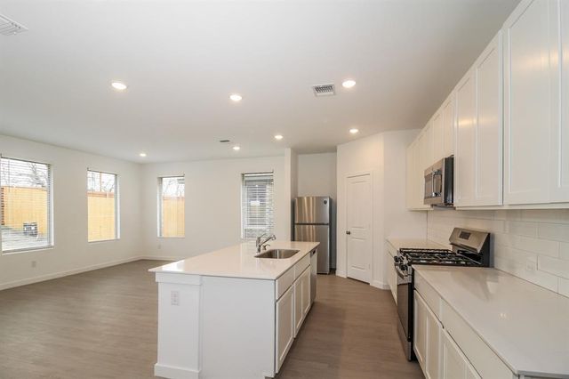 1912 Ponderosa Pine Lane, Mustang, OK 73128