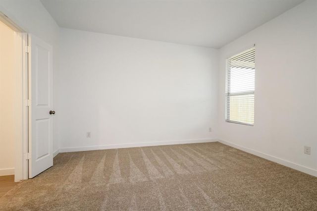 1912 Ponderosa Pine Lane, Mustang, OK 73128