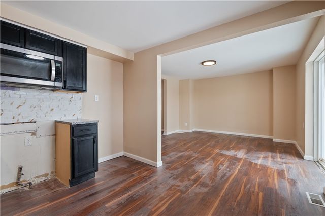 221 E Agnew Ave, Carrick, PA 15210