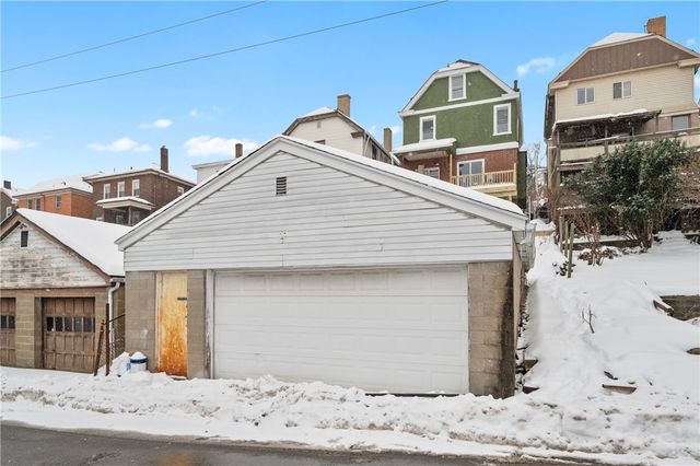 221 E Agnew Ave, Carrick, PA 15210