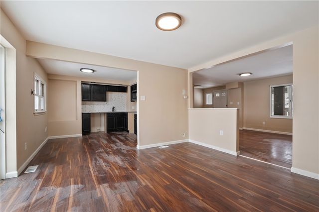 221 E Agnew Ave, Carrick, PA 15210