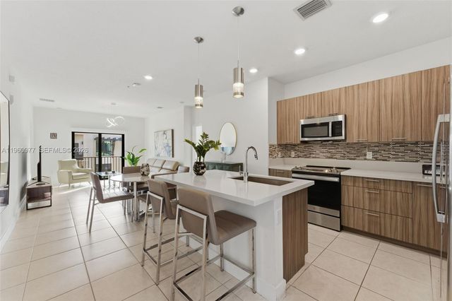 8301 NW 41st St B-407, Doral, FL 33166