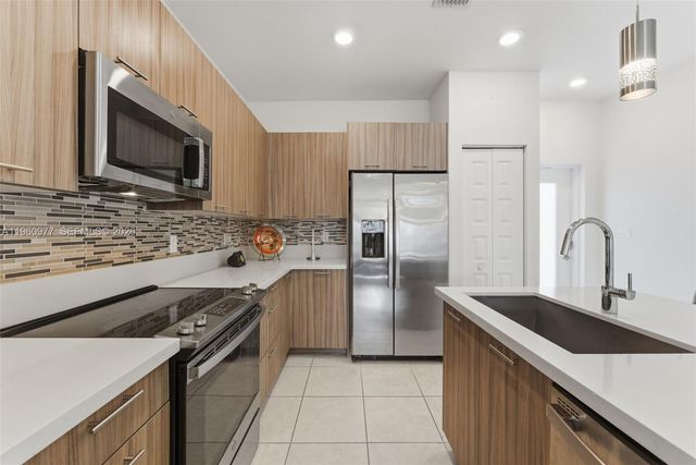 8301 NW 41st St B-407, Doral, FL 33166