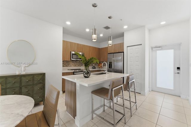 8301 NW 41st St B-407, Doral, FL 33166