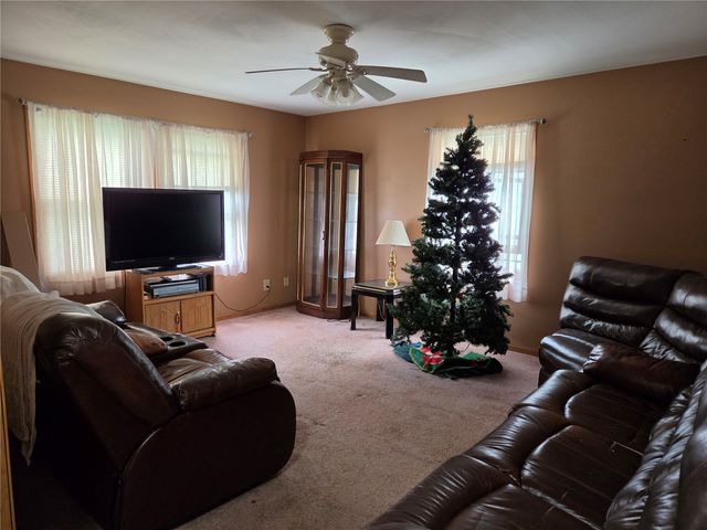 2040 Riverview Street SE, Cedar Rapids, IA 52403
