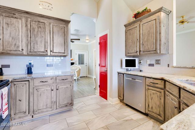 111 Windrush Lane, Lafayette, LA 70506