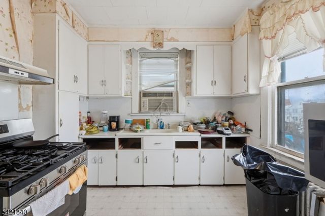 53 Sunnyside Ter, East Orange City, NJ 07018