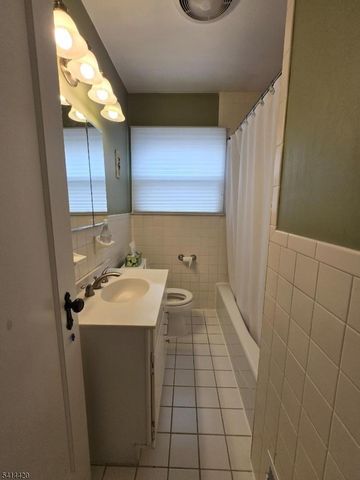 34 Southern Dr, Fair Lawn Boro, NJ 07410