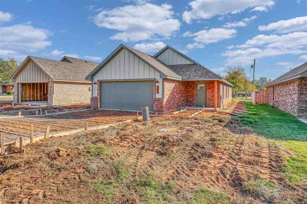706 Cherry Ave, Cache, OK 73527