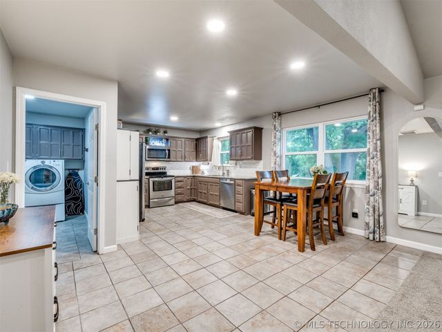 10008 E 33rd Place, Tulsa, OK 74146