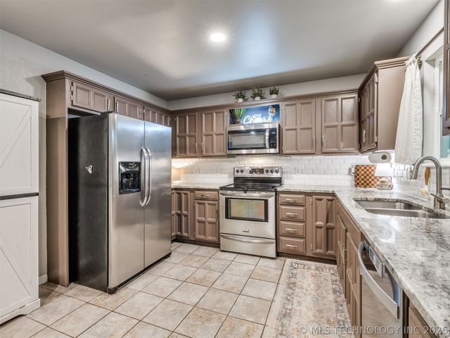 10008 E 33rd Place, Tulsa, OK 74146