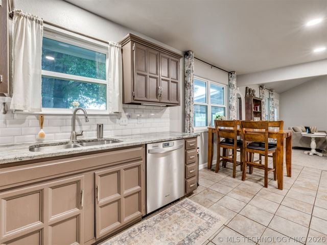 10008 E 33rd Place, Tulsa, OK 74146