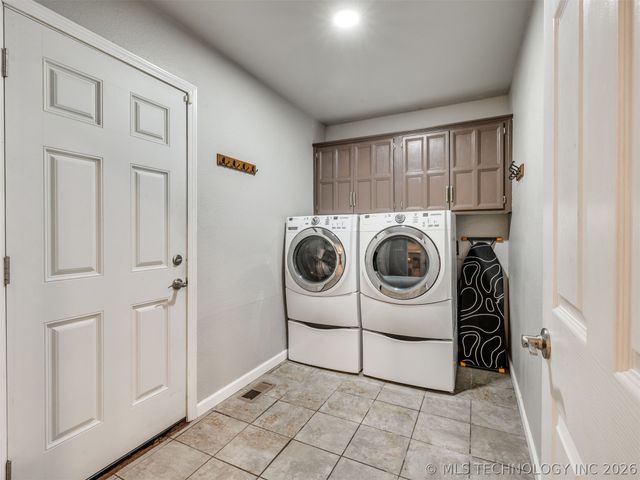 10008 E 33rd Place, Tulsa, OK 74146