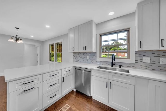 330 Lagoon Dr, Mcminnville, TN 37110