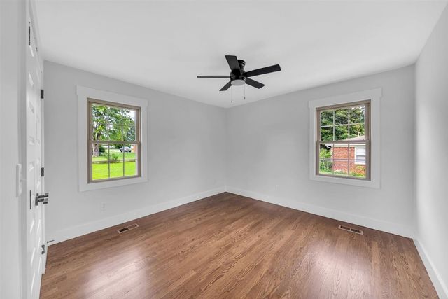 330 Lagoon Dr, Mcminnville, TN 37110
