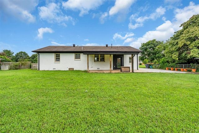 330 Lagoon Dr, Mcminnville, TN 37110