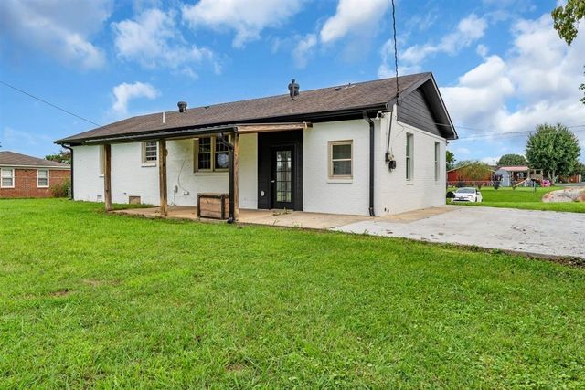 330 Lagoon Dr, Mcminnville, TN 37110