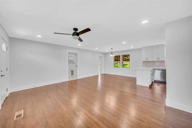 330 Lagoon Dr, Mcminnville, TN 37110