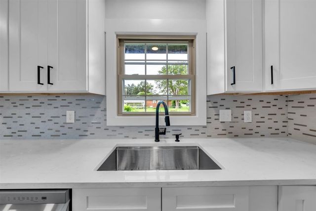 330 Lagoon Dr, Mcminnville, TN 37110