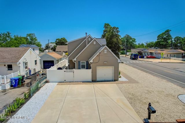1 Pine Crest Drive, Toms River, NJ 08753