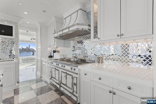 600 Harbor Boulevard 1079-81, Weehawken, NJ 07086