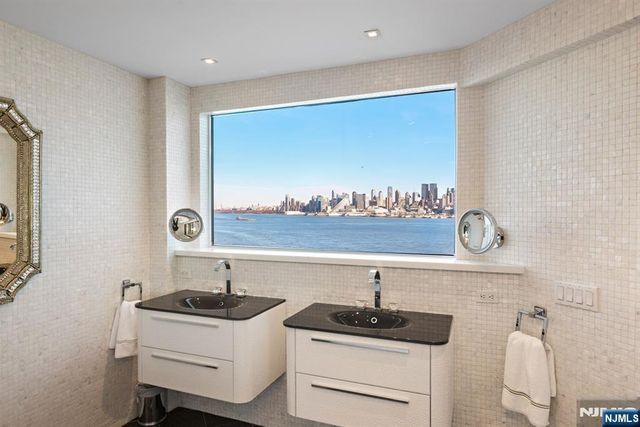 600 Harbor Boulevard 1079-81, Weehawken, NJ 07086