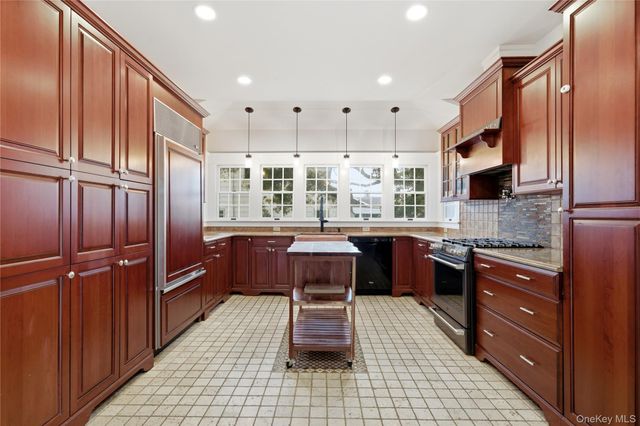 125 S Bayview Avenue, Amityville, NY 11701