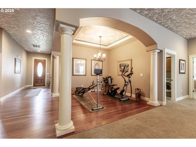 372 EAGLE FEATHER St Nw, Salem, OR 97304