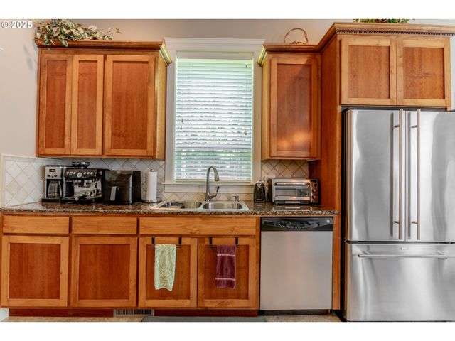 372 EAGLE FEATHER St Nw, Salem, OR 97304