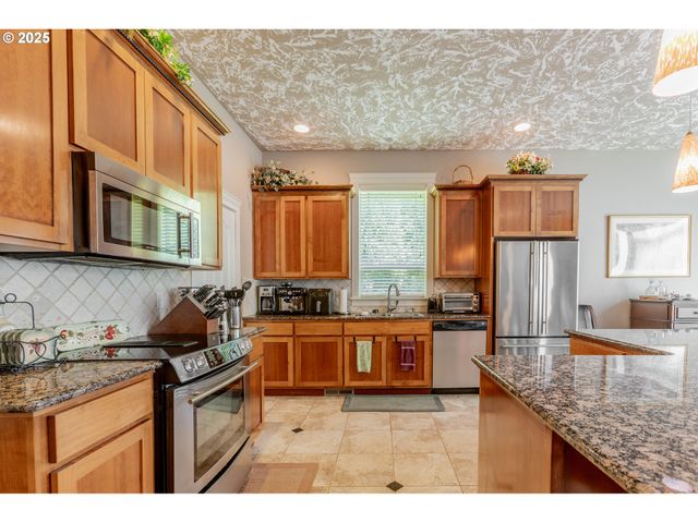 372 EAGLE FEATHER St Nw, Salem, OR 97304