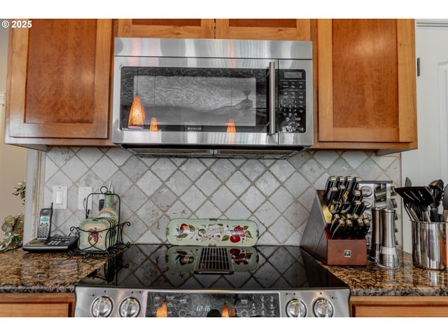372 EAGLE FEATHER St Nw, Salem, OR 97304