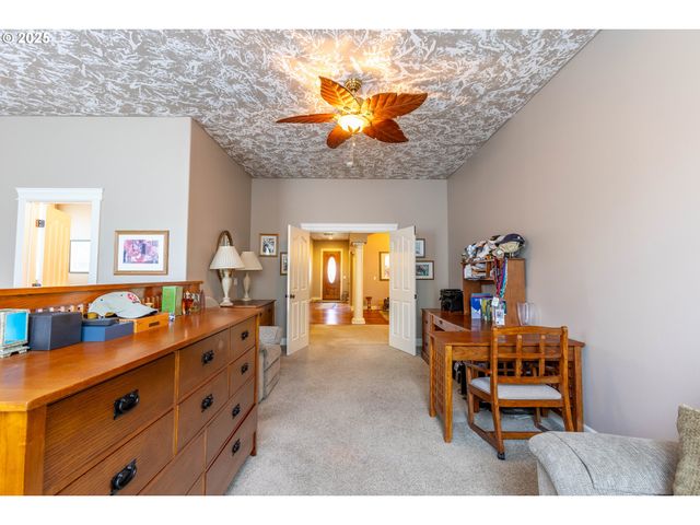 372 EAGLE FEATHER St Nw, Salem, OR 97304
